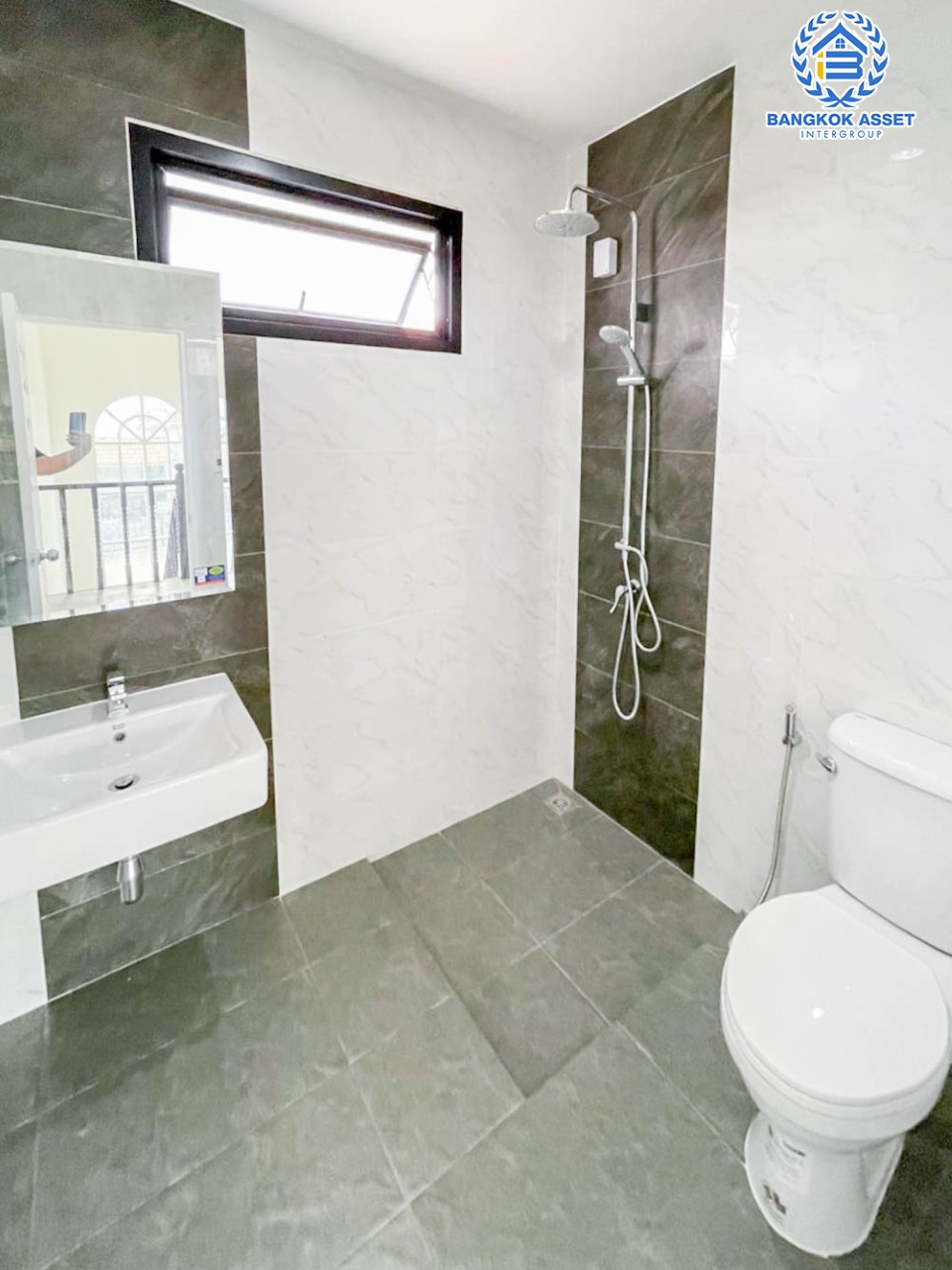 *****บ้านเดี่ยวมือสอง ม.วราภิรมย์ สุขาภิบาล5 หลังมุม เนื้อที่ 88.1 ตร.ว. ฟังก์ชัน 3 ห้องนอน 3 ห้องน้ำ จอดรถได้ 2 คัน บนทำเลเชื่อมต่อหลายเส้นทาง ถ.รามอินทรา ถ.สายไหม และถ.พหลโยธิน ใกล้สนามบินดอนเมือง ทางด่วน "รามอินทรา" และรถไฟฟ้าสายสีเขียว "สถานีสายหยุด"